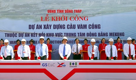 Prime Minister Nguyen Tan Dung flags off Vam Cong Bridge construction   - ảnh 1